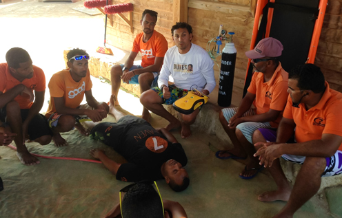 Mitarbeiter des KiteHouse Somabay bei einer Erste-Hilfe-Schulung, um Sicherheit und schnelle Hilfe am Strand und auf dem Wasser zu gewährleisten.