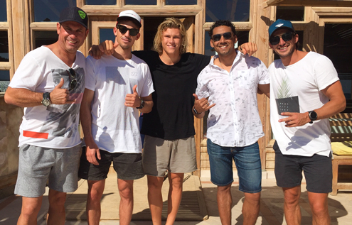 Pro Rider und GM Stefan posieren gemeinsam vor der Station in Somabay, Ägypten – bereit für actionreiche Kitesurf-Sessions.